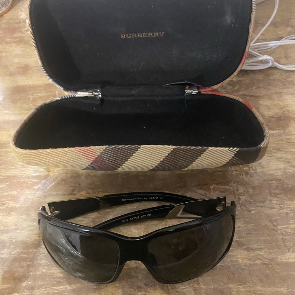 Burberry Black Sunglasses Sleek Design UV Protection